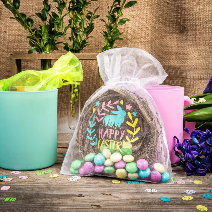 Sacchetto in organza con decoro pasquale contenente ovetti di zucchero colorati.
