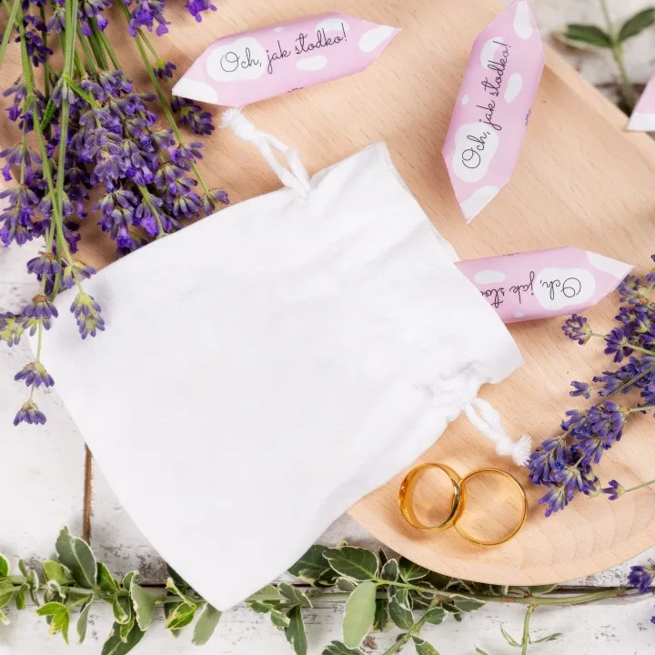 Sacchetto in raso bianco per confetti o fedi nuziali con rami di lavanda.